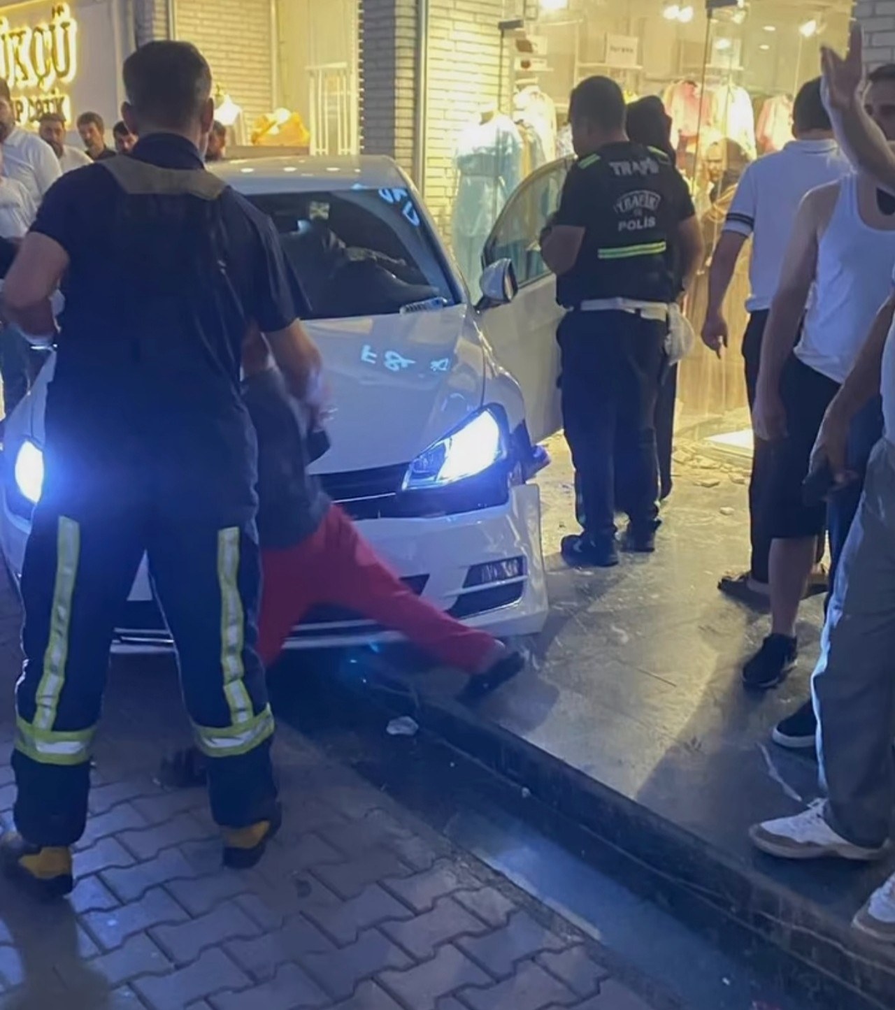 Kahta'da Kontrolden Çıkan Araç İş Yerine Girdi
