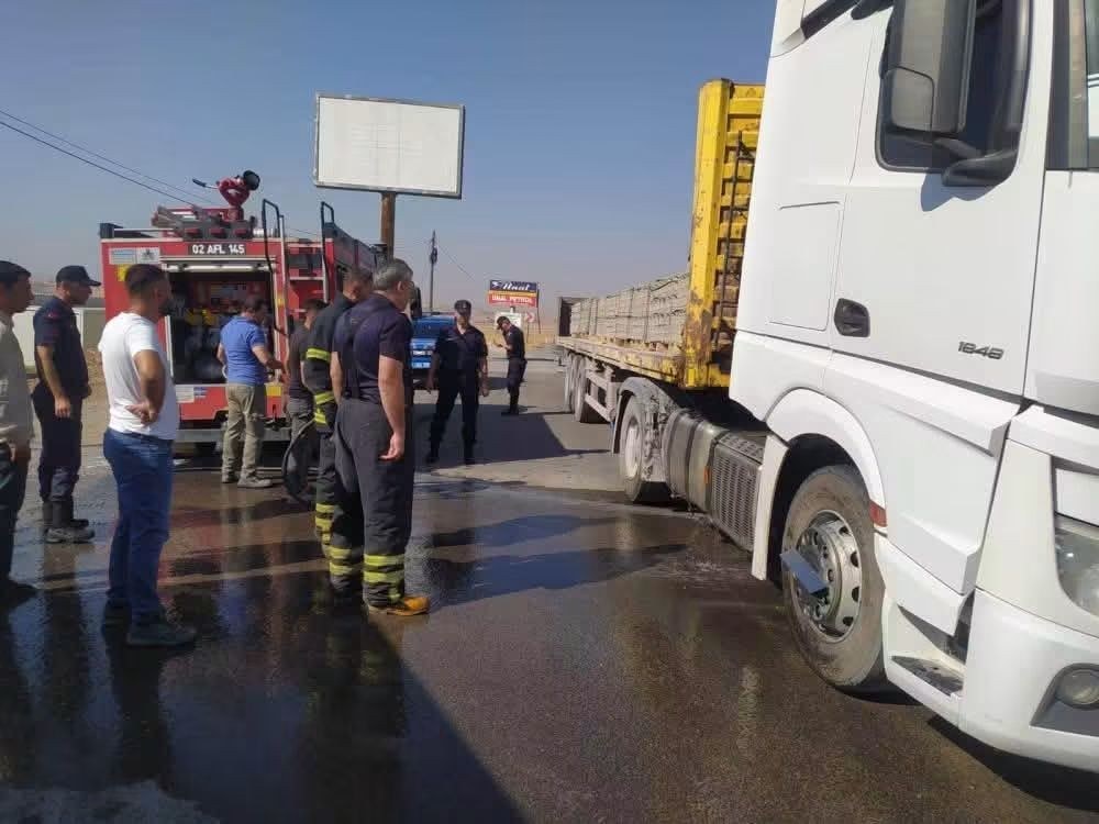 Adıyaman'da Parke Taşı Yüklü Tır Alev Aldı
