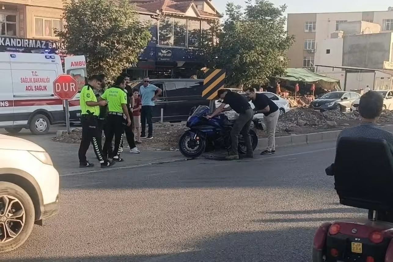 Gölbaşı'nda Motosiklet Yayaya Çarptı: 2 Kişi Yaralandı
