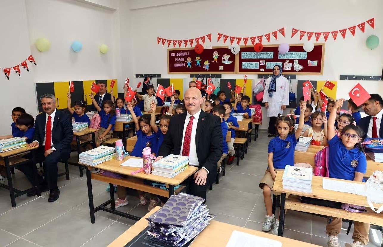 Adıyaman Valisi Abdullah Küçük Yeni Eğitim Yılında Öğrencilerin Heyecanına Ortak Oldu