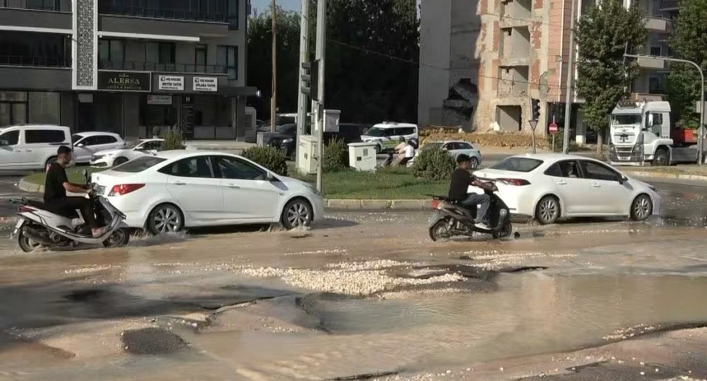 Adıyaman'da Patlayan Su Hattı Yolu Kapattı