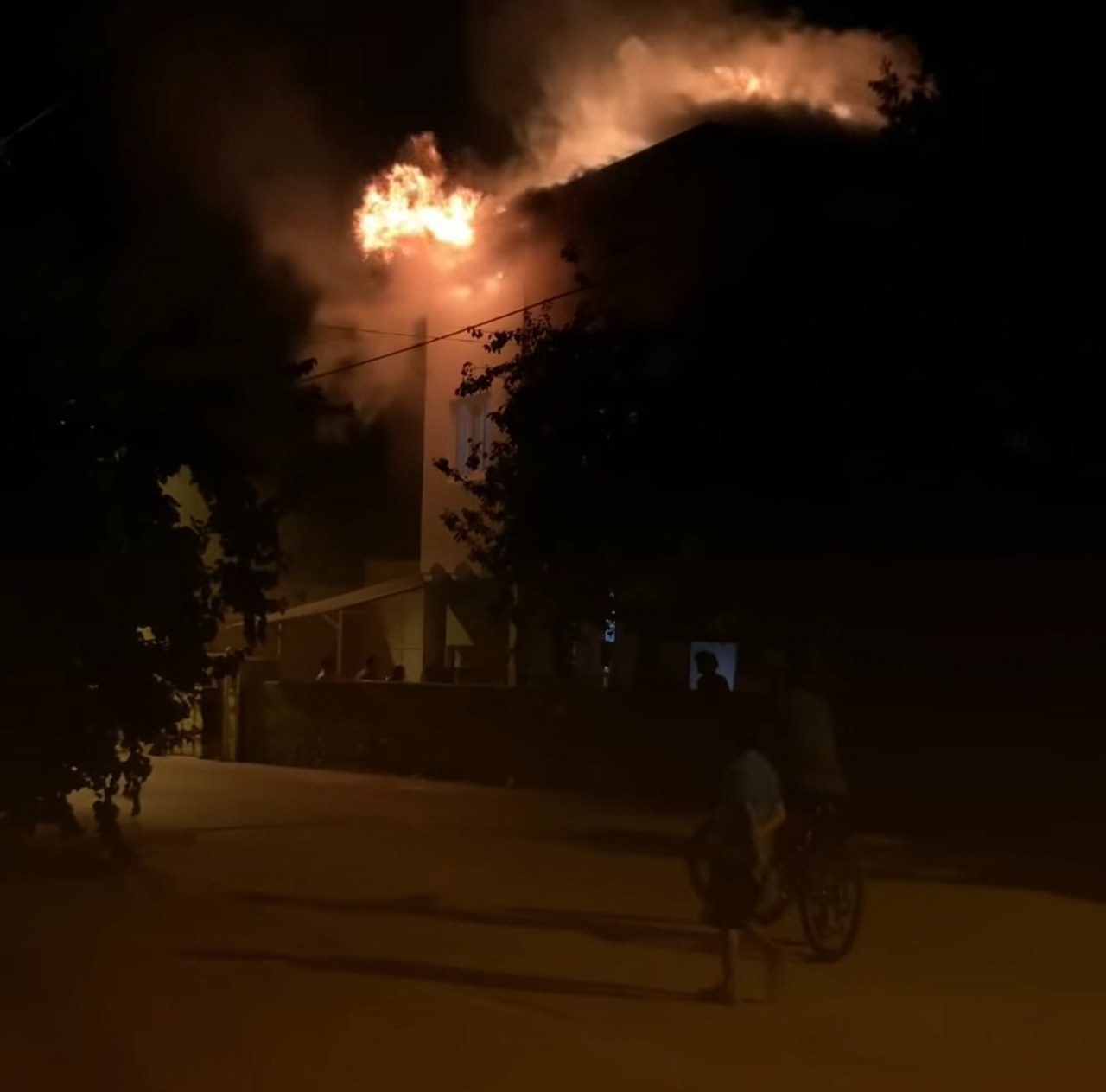 Kahramanmaraş Afşin'de Çatı Katında Yangın Çıktı