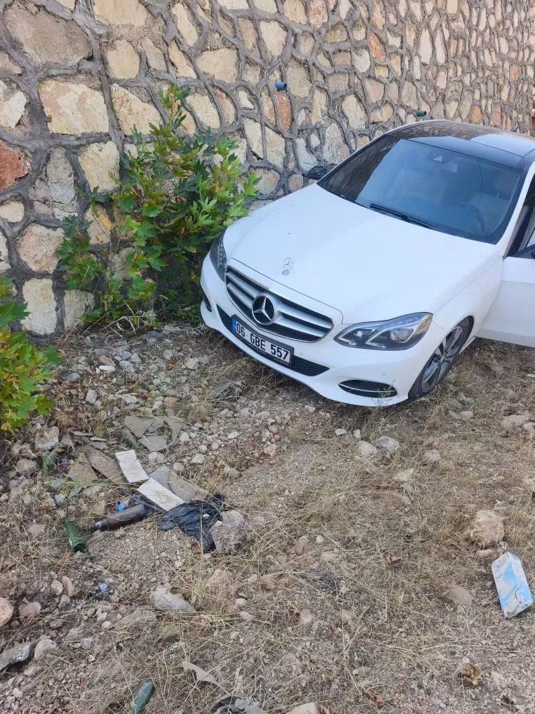 Adıyaman'da Otomobil İstinat Duvarına Çarptı