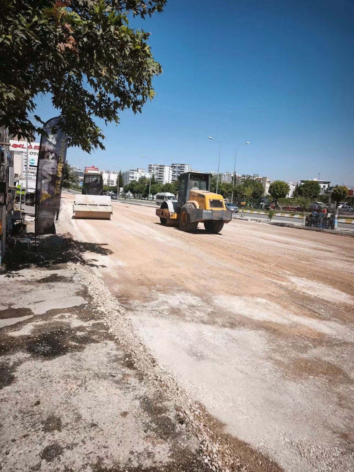 Kahta Belediyesi'nden Öğretmenevi Yan Yoluna Asfalt Çalışmasına Başlandı
