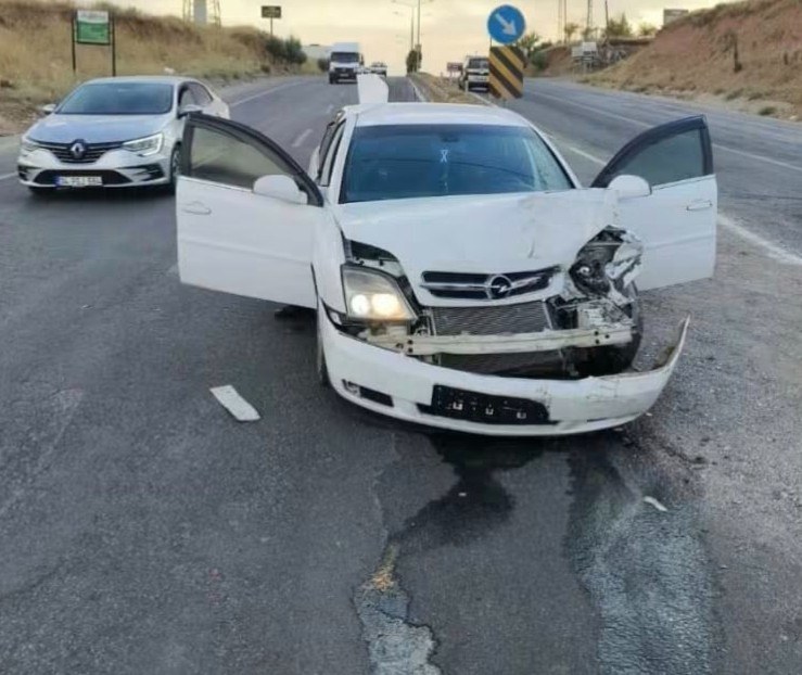 Kahta Bağlar Yol Ayrımında Kaza Meydana Geldi