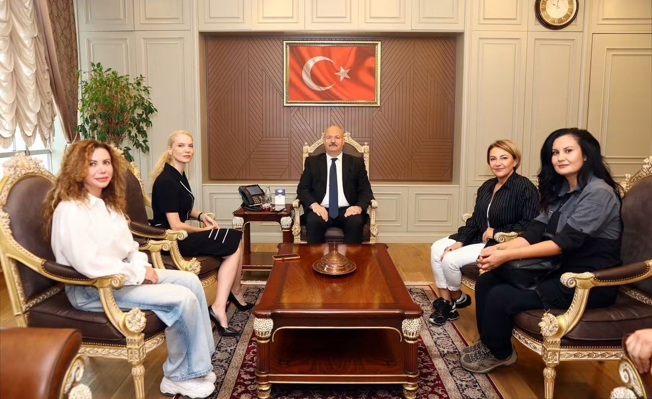 Adıyaman Valisi Abdullah Küçük Pelin Çift'i Ağırladı