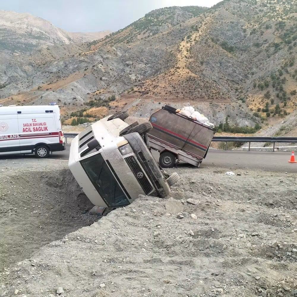 Adıyaman-Malatya Karayolunda Tarım İşçilerini Taşıyan Minibüsü Devrildi