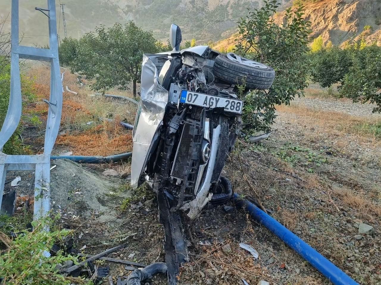 Adıyaman'da Otomobil Meyve Bahçesine Yuvarlandı