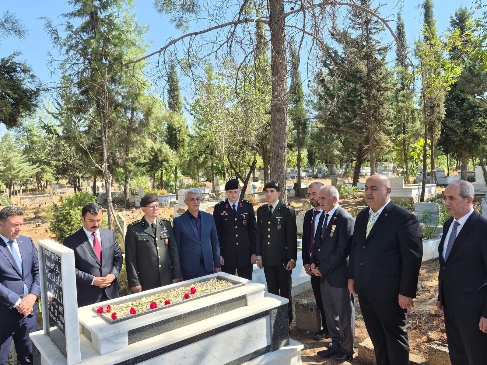 Kahta Milliyetçi Hareket Partisi İlçe Başkanı Haşim Turan Şehitliği Ziyaret Etti