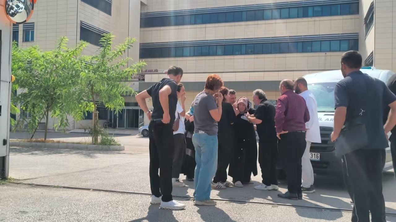 Antalya Konyaaltı Sahili'nde 22 Yaşındaki Sörfçü Hayatını Kaybetti