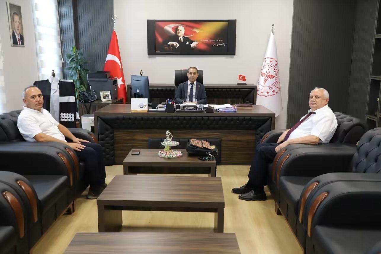 Besni Eğitim Eğitim Vakfı Başkan Yardımcısı Dursun Eğitim Bayramı İçin Sağlık Müdürü Şirik'i  Ziyaret Etti