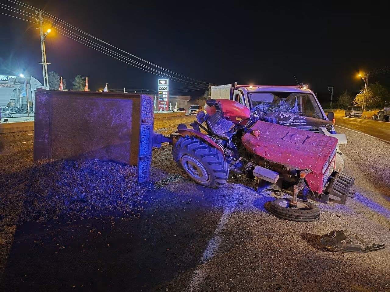 Yavuzeli ilçesinde kamyonet ve traktör çarpıştı 3 Kişi Yaralandı