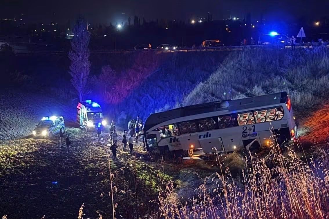 Merzifon'da Yolcu Otobüsü Tarlaya Uçtu