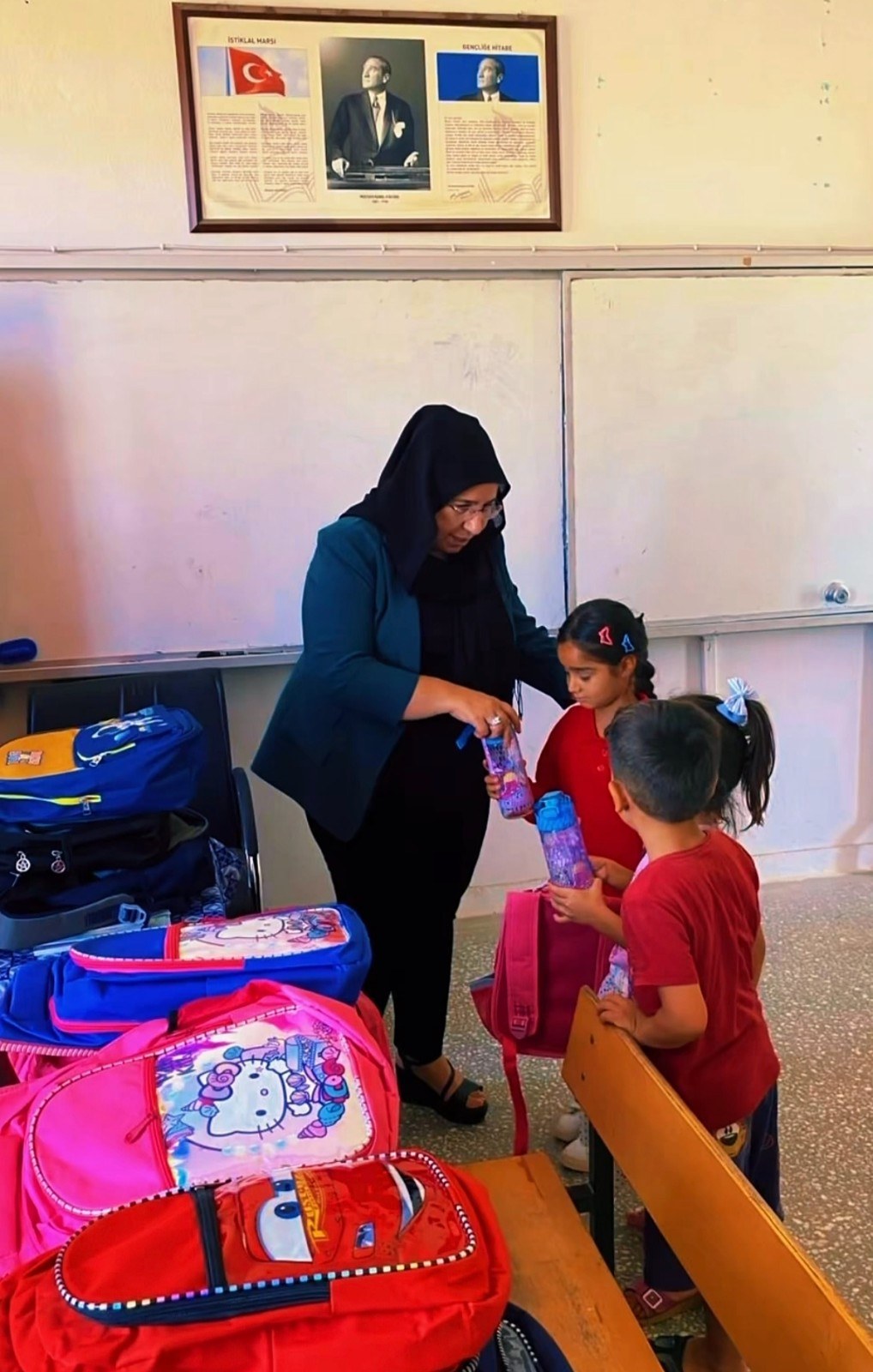 Emine Kardeş'ten Kahta'daki Öğrencilere Kırtasiye Desteği