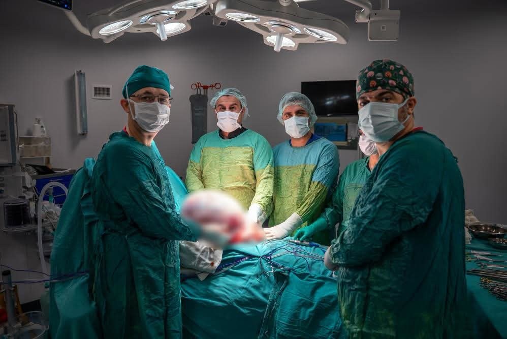 Malatya'da Karın Ağrısıyla Hastaneye Giden Hastanın Karnından 15 Kilogramlık Kitle Başarıyla Çıkarıldı