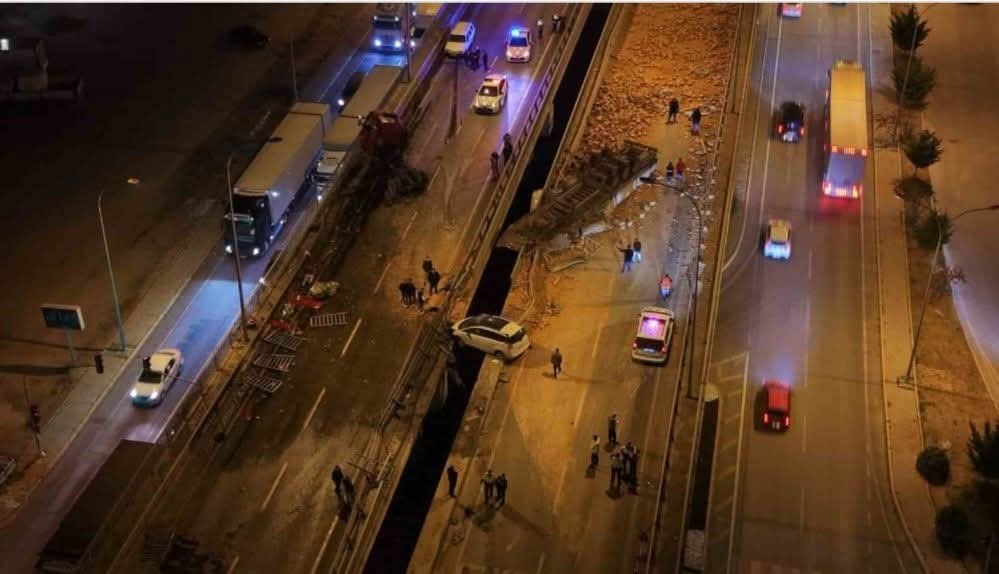 Afyonkarahisar'da Tır ve Otomobiller Çarpıştı: 1 Kişi Hayatını Kaybetti 7 Kişi Yaralandı