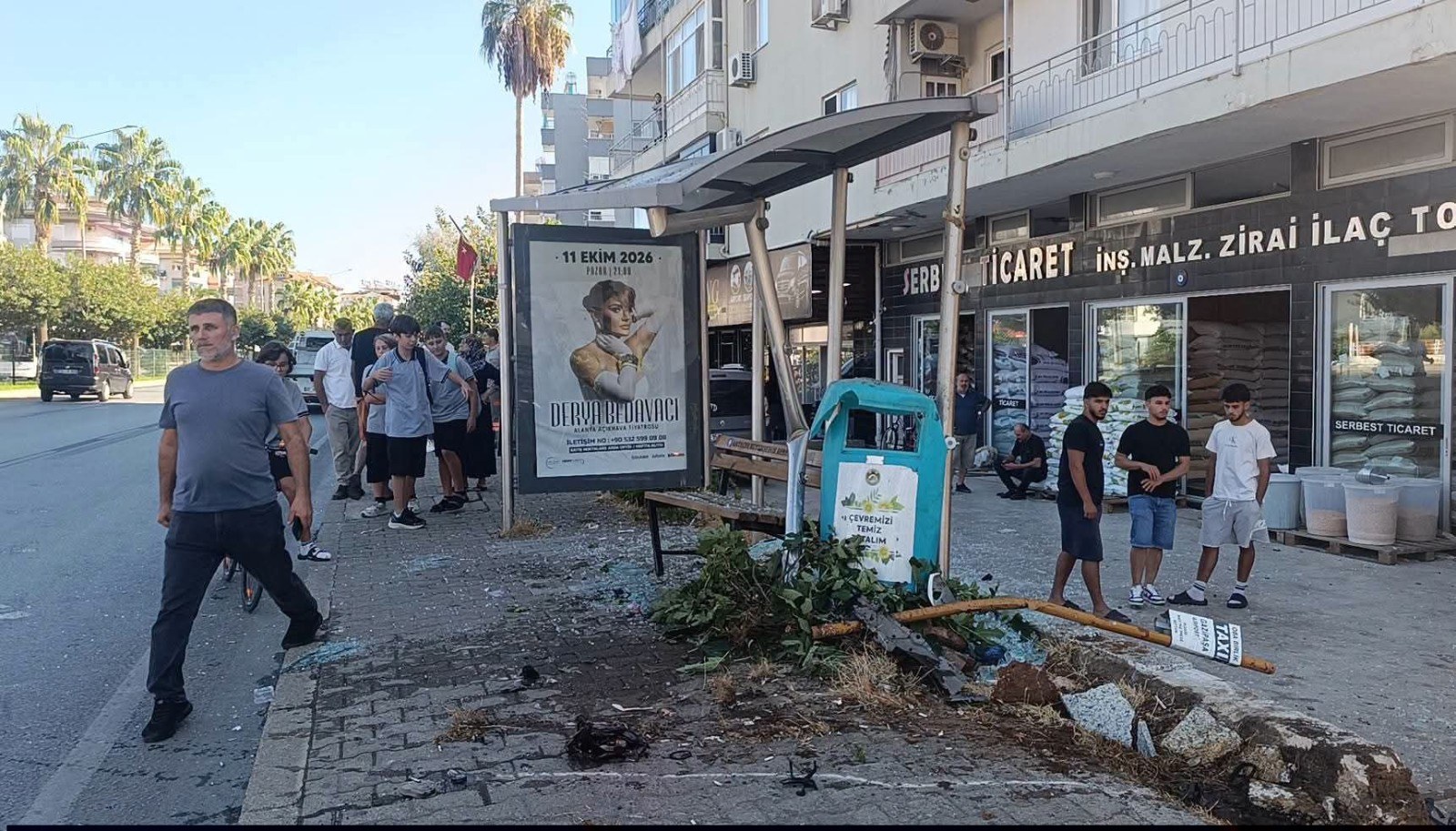Alanya'da Otomobil Durağa Daldı: 3 Yaralı
