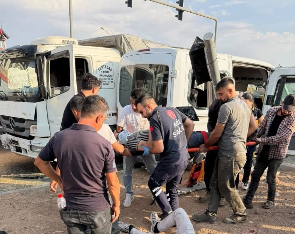 Buğday Yüklü Kamyon İle Servis Minibüsü Çarpıştı 6 Kişi Yaralandı