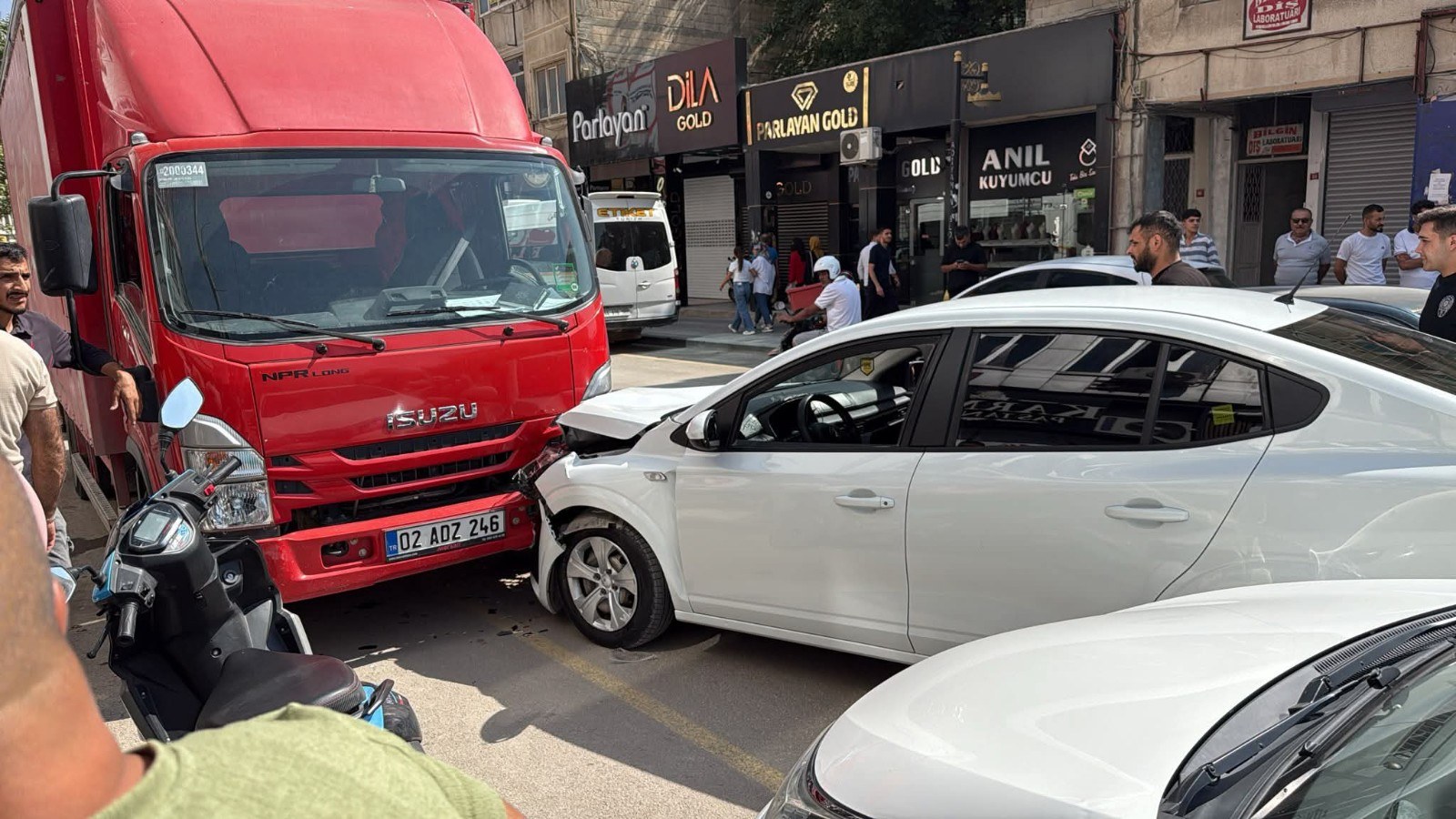 Adıyaman'da Otomobil Park Halindeki Kamyonete Çarptı