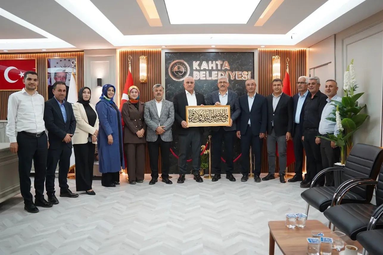 Milletvekili Özhan ve AK Parti Adıyaman Heyeti Kahta Belediye Başkanı Hallaç'ı Ziyaret Etti