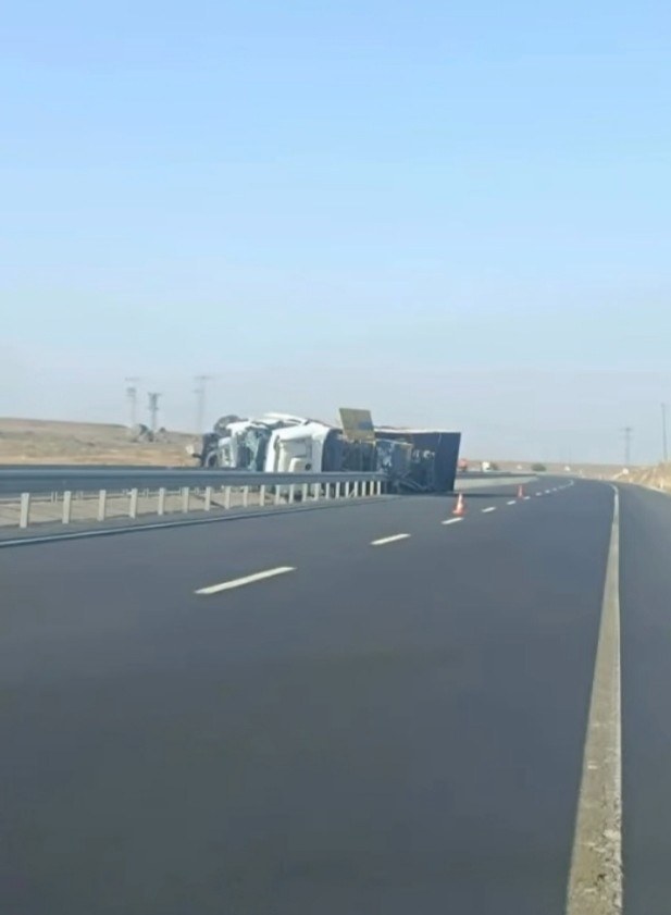 Diyarbakır-Siverek Yolunda Vinç Tırı Devrildi