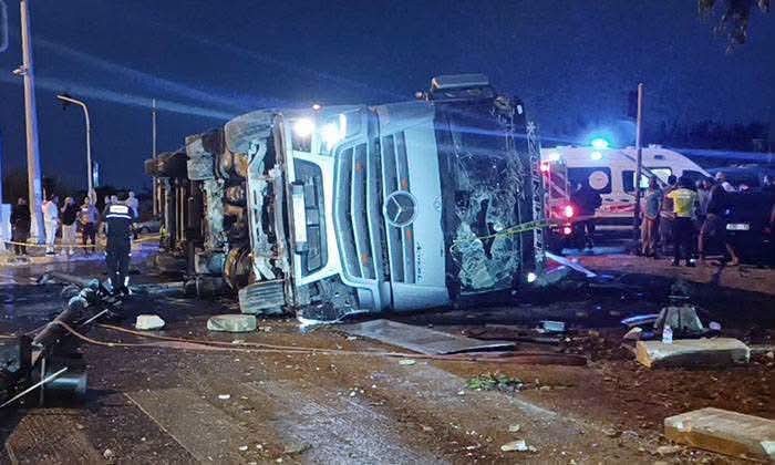 Manavgat'ta Tır Dolmuş Durağına Devrildi Facia Yaşandı: 2 Kişi Hayatını Kaybetti