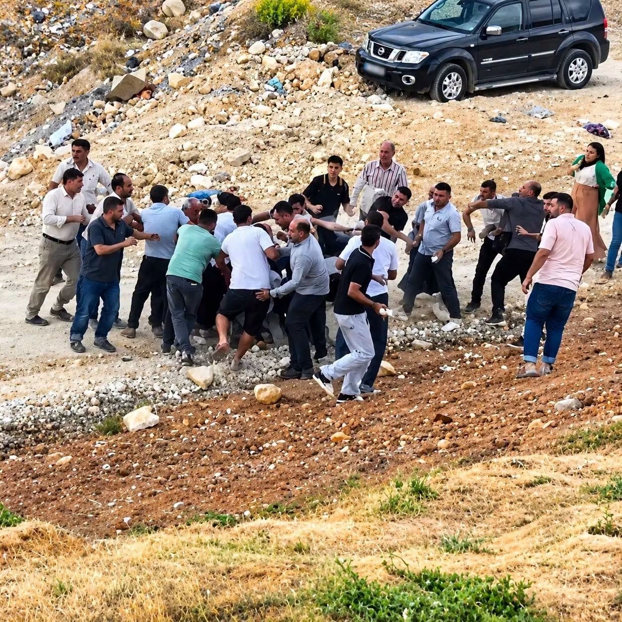 Gaziantep Şahinbey'de İki Aile Arasında Yaşanan Kavgada Taraflar Taş ve Sopalarla Birbirlerine Saldırdı