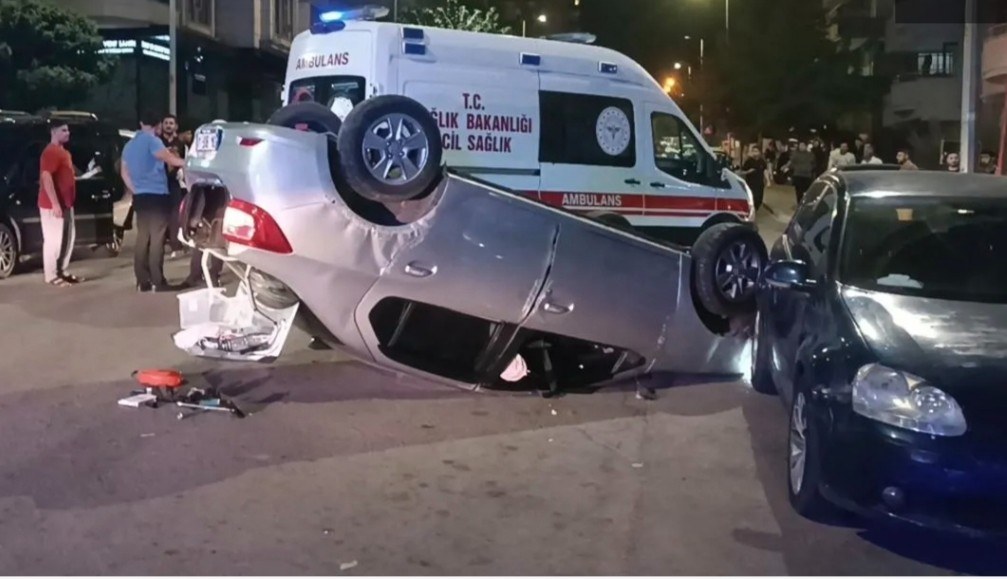 Şanlıurfa Karaköprü'de İki Otomobilin Çarpıştığı Kazada 1 Polis Memuru Yaralandı