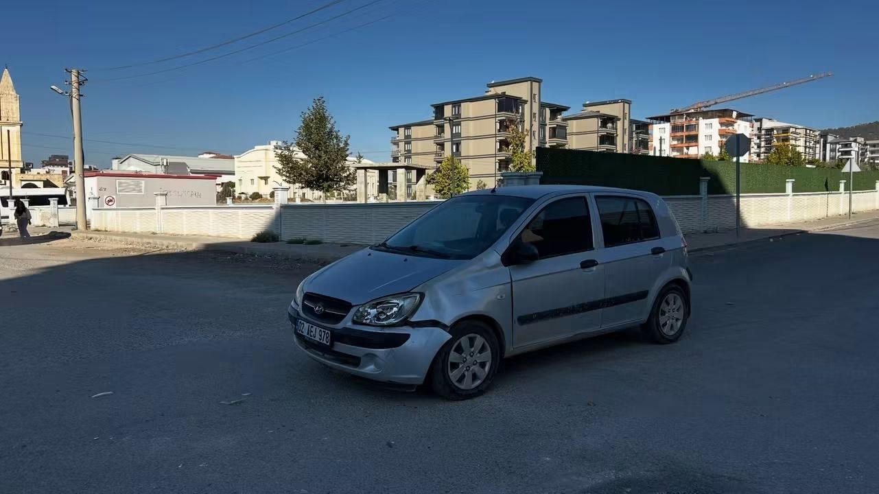 Adıyaman'da Motosiklet ve Araç Çarpıştı: 1 Kişi Yaralandı
