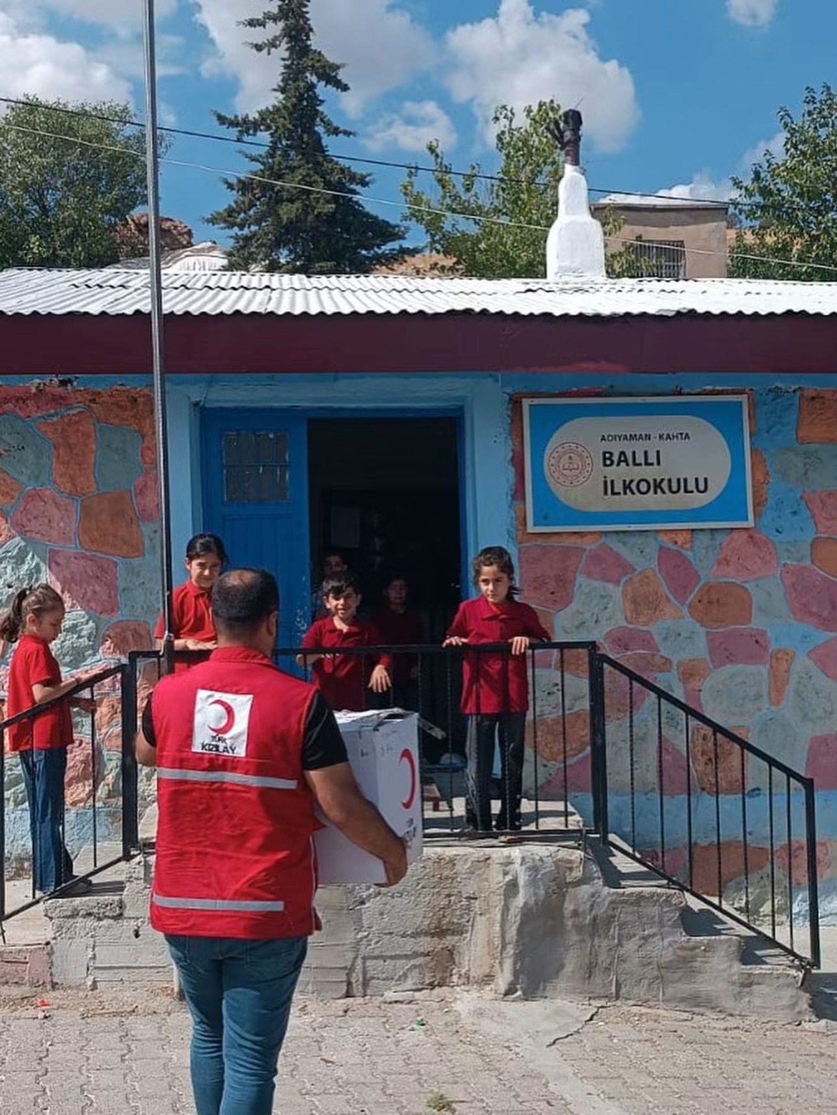 Kahta Kızılay Şubesi Başkanı Dündar: Köy Okullarına Desteklerinizi Ulaştırıyoruz