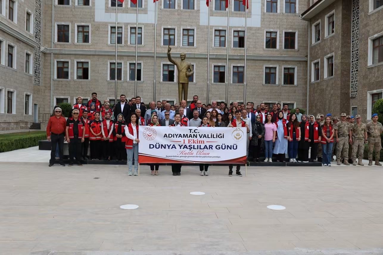 Adıyaman'da Dünya Yaşlılar Günü Yürüyüşü Düzenlendi