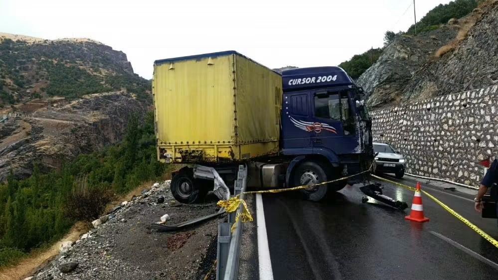 Adıyaman Malatya Yolunda Tır Bariyerlere Çarptı