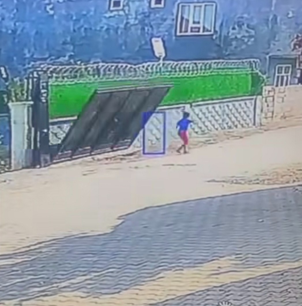 Kahta'da Devrilen Bahçe Kapısı Tehlike Yarattı