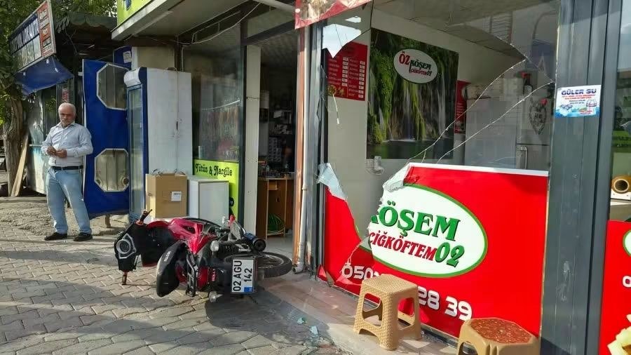 Adıyaman'da Motosiklet Bir Çocuğa Çarparak İş Yerine Daldı