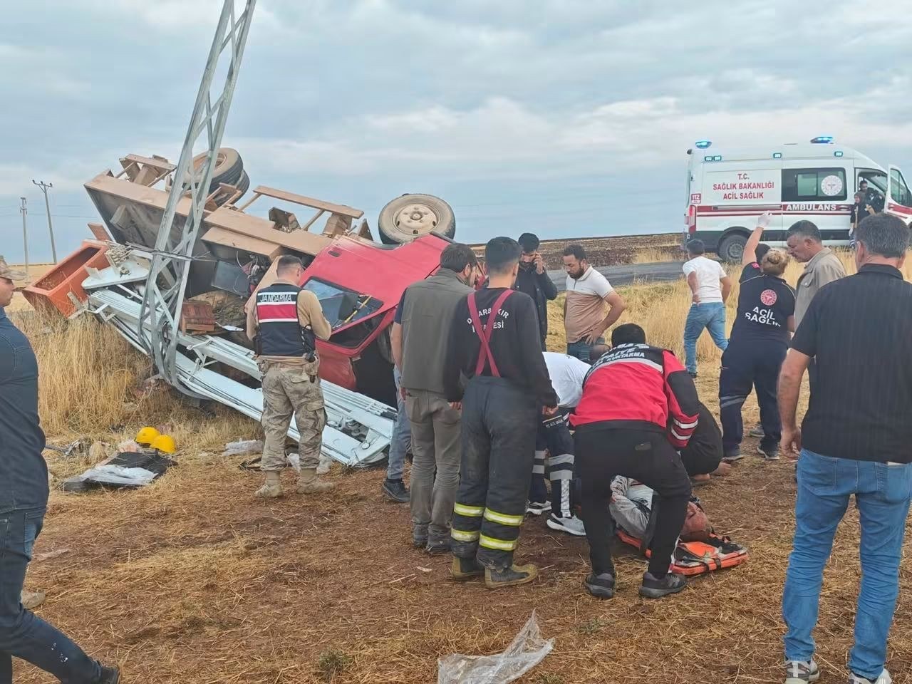 Ergani'de Kamyonet Elektrik Direğine Çarptı: 5 Kişi Yaralandı