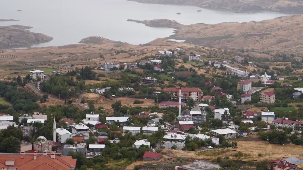 Gerger'de Fırtına ve Dolu Yağışı Etkili Oldu