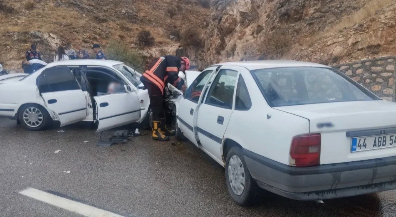 Malatya'da İki Otomobil Çarpıştı: 6 Kişi Yaralandı