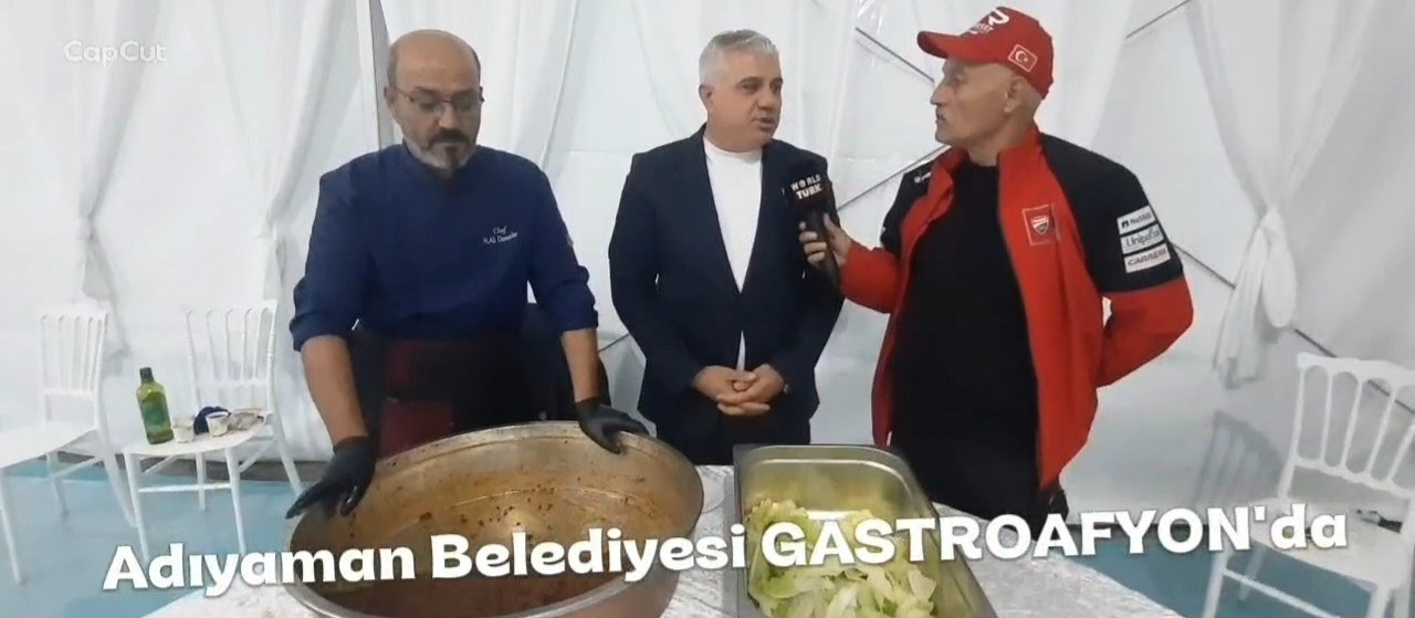 Adıyaman Belediyesi Afyonkarahisar'da Düzenlenen Gastronomi Şenliğinde Ziyaretçilere Çiğköfte İkram Etti