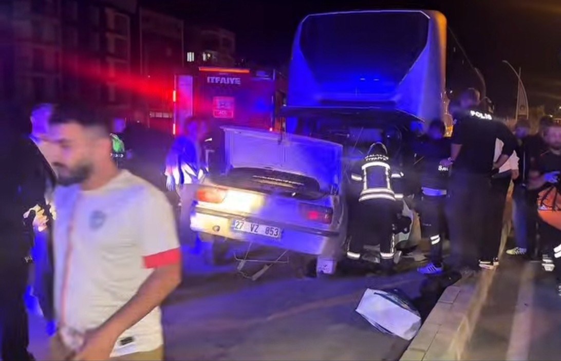 Malatya'da Otobüs ve Otomobil Çarpıştı