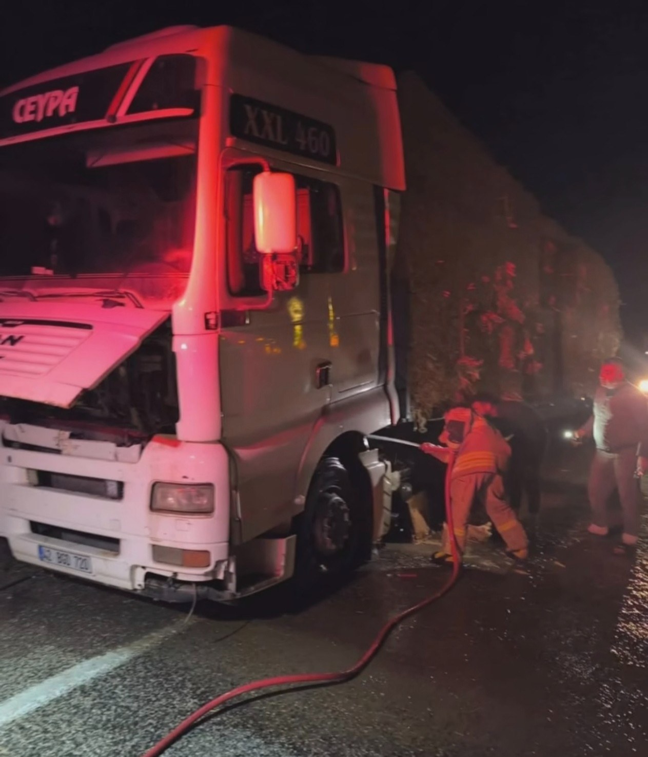 Besni-Adıyaman Karayolunda TIR Yangını Meydana Geldi