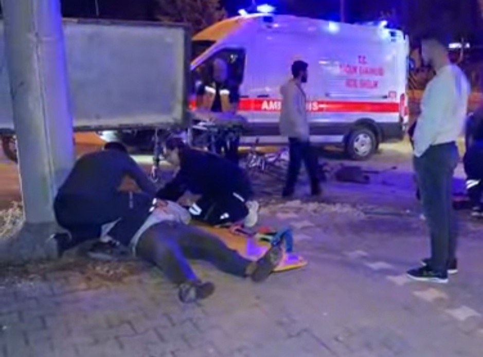 Adıyaman'da Motosiklet ve Otomobil Çarpıştı: 2 Kişi Yaralandı