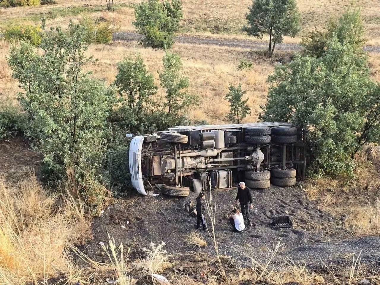 Bingöl-Muş Kara Yolunda Kamyon Devrildi: Kamyon Sürücüsü Ağır Yaralandı