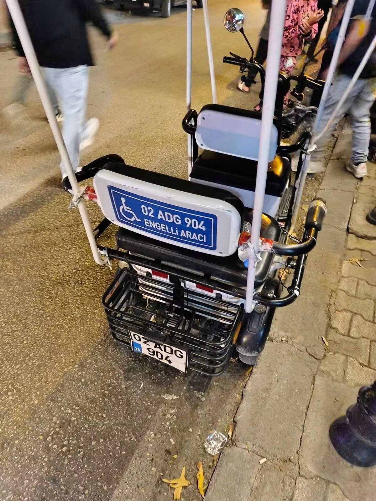 Kâhta'da 3 Tekerlekli Motosikletin Kaza Yapması Sonucu 2 Kişi Yaralandı