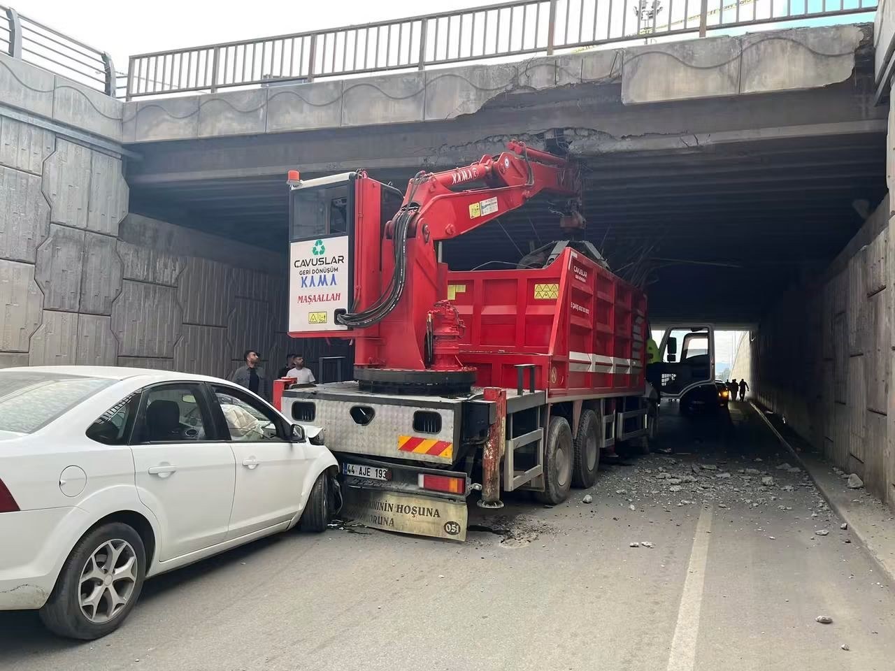 Malatya Yeşilyurt'ta Vinç Üst Geçide Çarptı, Otomobil Vince Çarptı:  4 Kişi Yaralandı