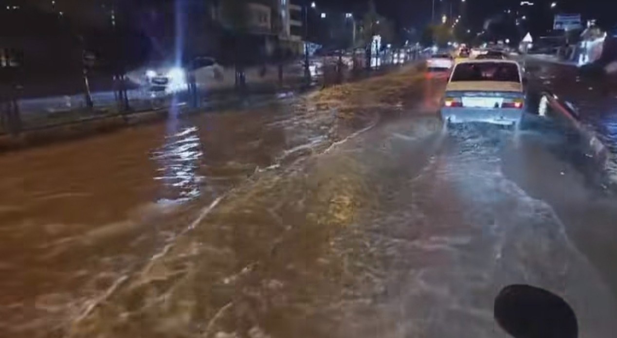 Adıyaman'da Sağanak Yağış Hayatı Olumsuz Etkiledi