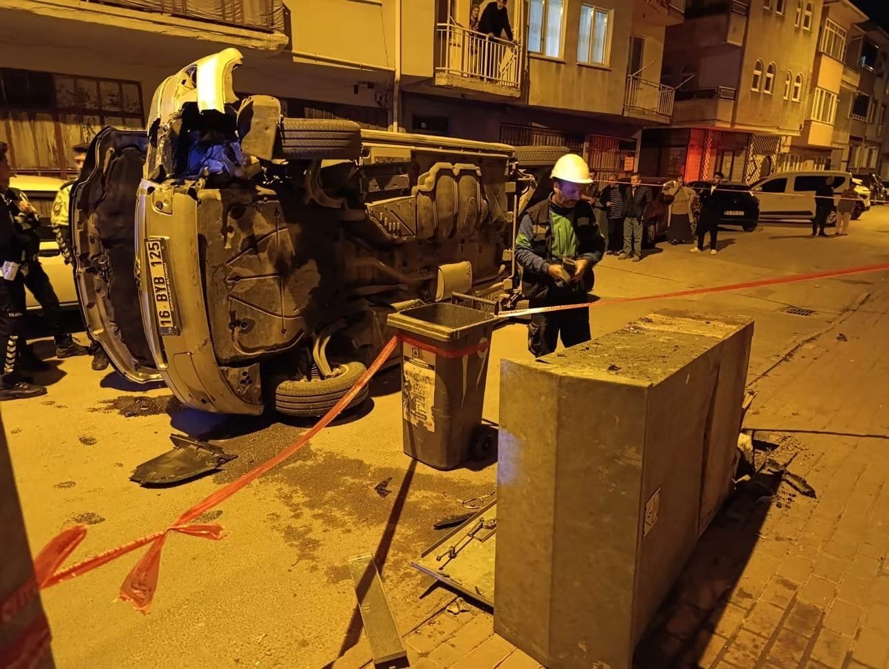 İnegöl'de Minibüs Elektrik Panosuna Çarptı