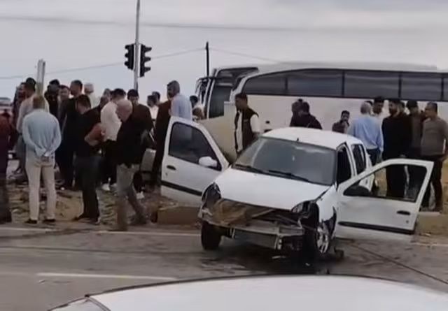 Kahta Sanayi Kavşağında İki Otomobil Çarpıştı 5 Kişi Yaralandı