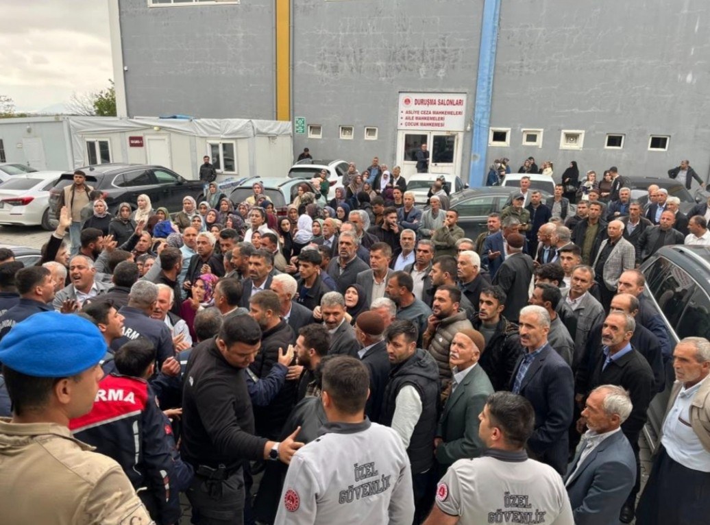 Eşi Tarafından Öldürülen Emine Kolay'ın Yakınlarının Duruşma Salonuna Girmek İstemesi Üzerine Arbede Çıktı