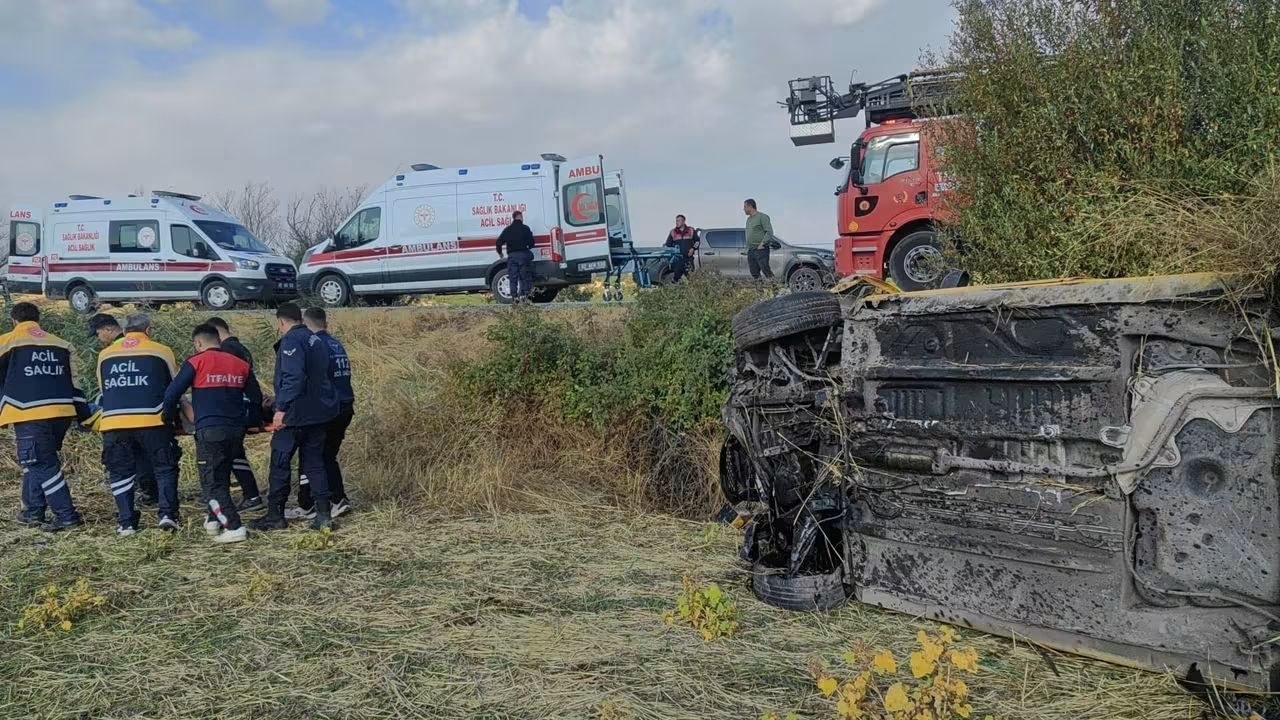Adıyaman Gölbaşı'nda Otomobil Şarampole Yuvarlandı: 4 Kişi Yaralandı