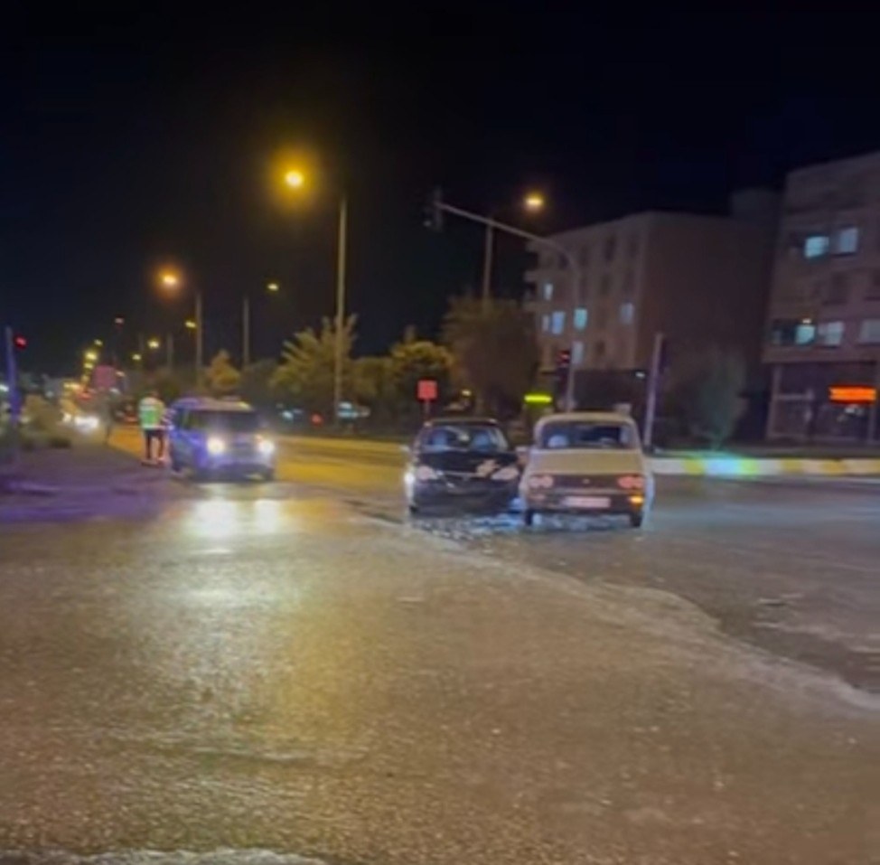 Kahta Hastane Kavşağında Trafik Kazası Meydana Geldi